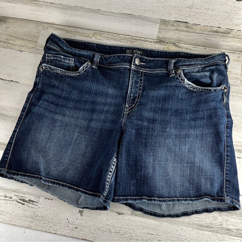 SILVER Suki Mid Rise Blue Denim Jean Shorts 24 Plus Size